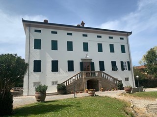 Casa Semi Indipendente in Vendita a Capannori, zona Massa Macinaia, 550'000€, 380 m², con Box