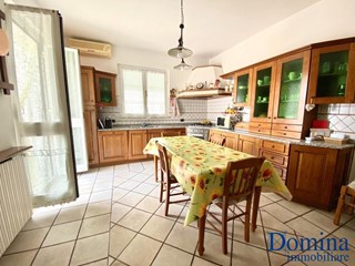 Casa Semi Indipendente in Vendita a Massa, 384'000€, 260 m², arredato