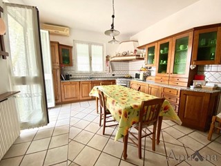 Casa Semi Indipendente in Vendita a Massa, 384'000€, 260 m², arredato