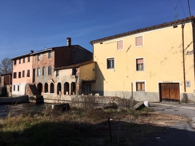 Appartamento in Vendita a Lucca, zona San Pietro a Vico, 250'000&euro;, 210 m²