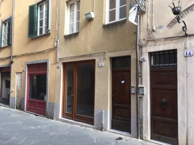 Negozio in Affitto a Lucca, 850€, 25 m²