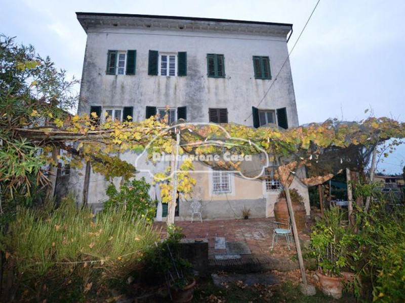 Villa in Vendita a Capannori, zona San Ginese, 450'000€, 533 m², con Box