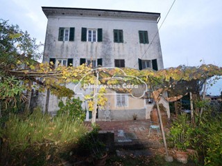 Villa in Vendita a Capannori, zona San Ginese, 450'000€, 533 m², con Box