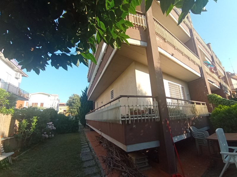 Villa in Vendita a Roma, zona acilia, 310'000€, 200 m²