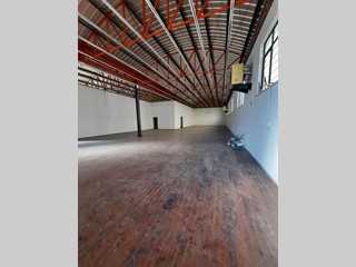 Loft in Vendita a Cascina, 190'000€, 450 m²