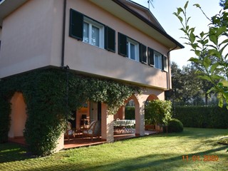 Villa in Vendita a Massa, zona Ronchi, 850'000€, 165 m², arredato