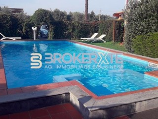 Appartamento in Affitto a Massa, zona Marina di Massa, 200 m², arredato