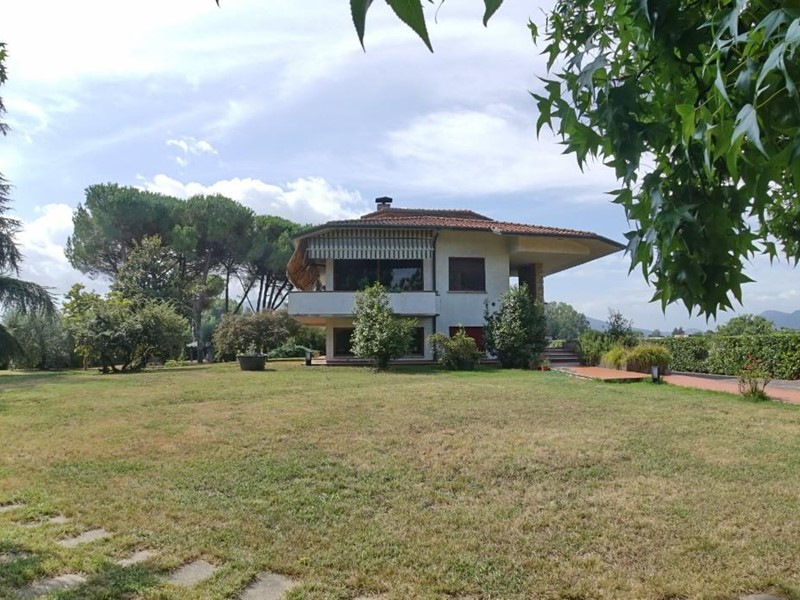 Villa in Vendita a Lucca, zona Antraccoli, 900'000€, 450 m², con Box