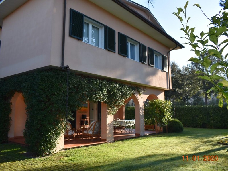 Villa in Vendita a Massa, zona Ronchi, 850'000€, 165 m², arredato