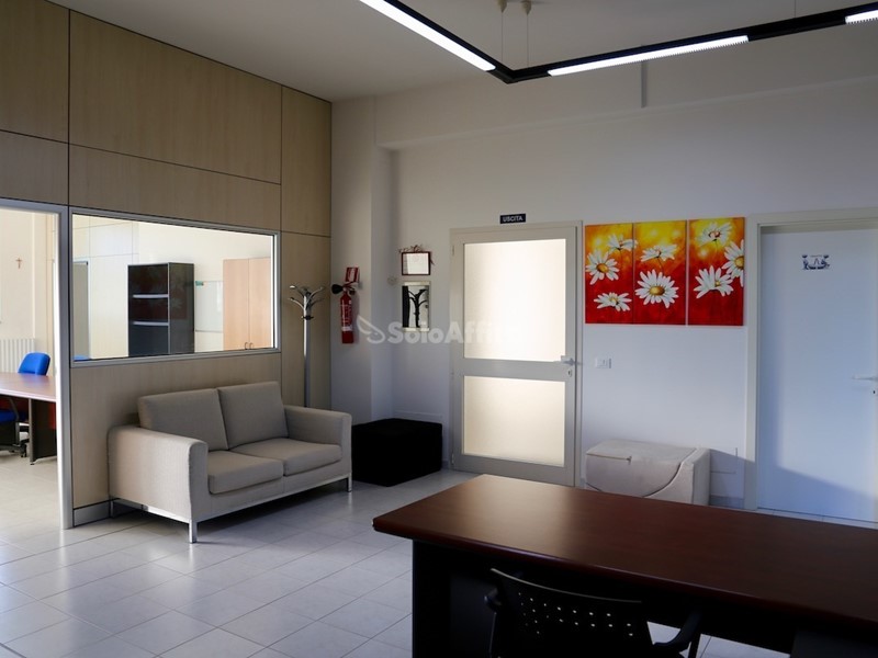 Ufficio in Affitto a Senigallia, zona Marzocca, 1'050€, 178 m², arredato