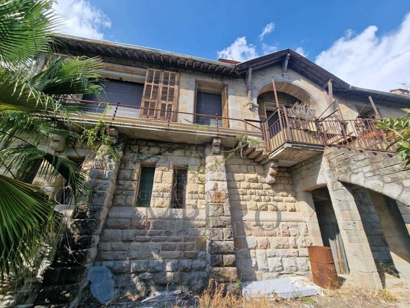 Casa Indipendente in Vendita a Ventimiglia, zona Latte, 500 m², con Box
