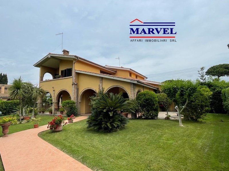 Villa bifamiliare in Vendita a Tarquinia, zona Marina Velca Voltunna, 310'000€, 118 m²