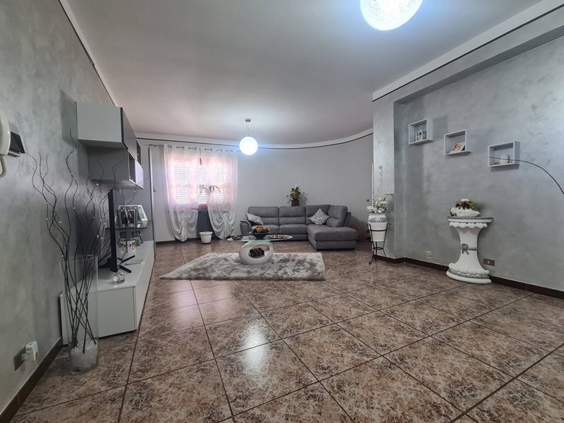 Appartamento in Vendita a Simeri Crichi, zona Crichi, 65'000€, 160 m²
