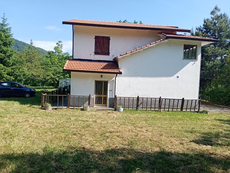 Villa in Vendita a Fivizzano, zona Bottignana Piastorla, 300'000€, 250 m², arredato