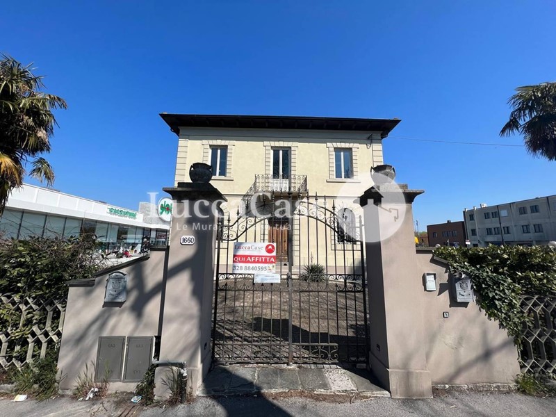 Immobile commerciale in Affitto a Lucca, zona Sant'Anna, 3'500€, 180 m²