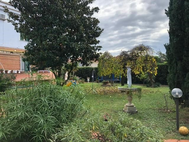 Villa in Vendita a Cascina, 490'000€, 450 m²