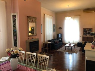 Villa in Vendita a Cascina, 490'000€, 450 m²