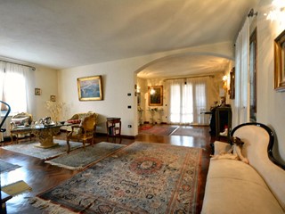 Villa in Vendita a Lucca, zona San Pietro a Vico, 495'000€, 240 m²