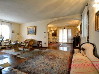 Villa in Vendita a Lucca, zona San Pietro a Vico, 495'000€, 240 m²