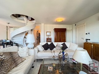 Attico in Vendita a Empoli, 490'000€, 90 m², arredato, con Box