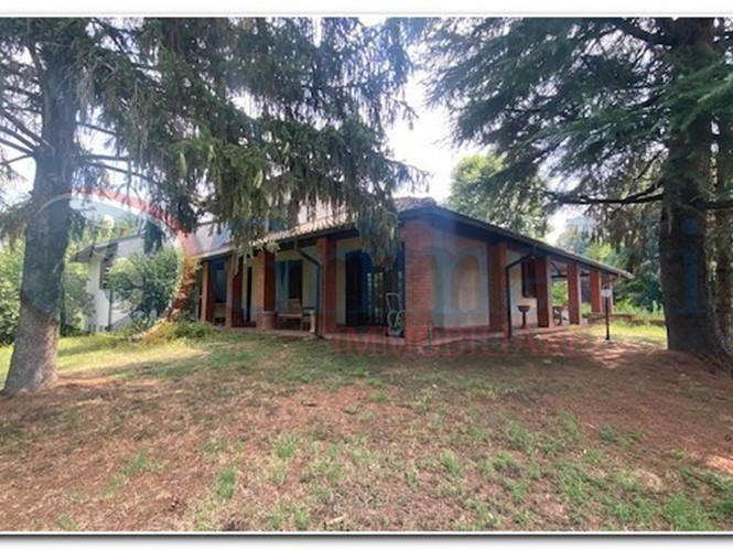 Villa in Vendita a Ozzero, 560'000€, 330 m²