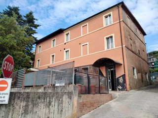 Immobile commerciale in Affitto a Perugia, 500€, 95 m²