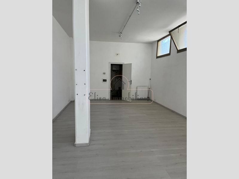 Immobile commerciale in Vendita a Viareggio, zona Viareggio, 160'000€, 120 m²