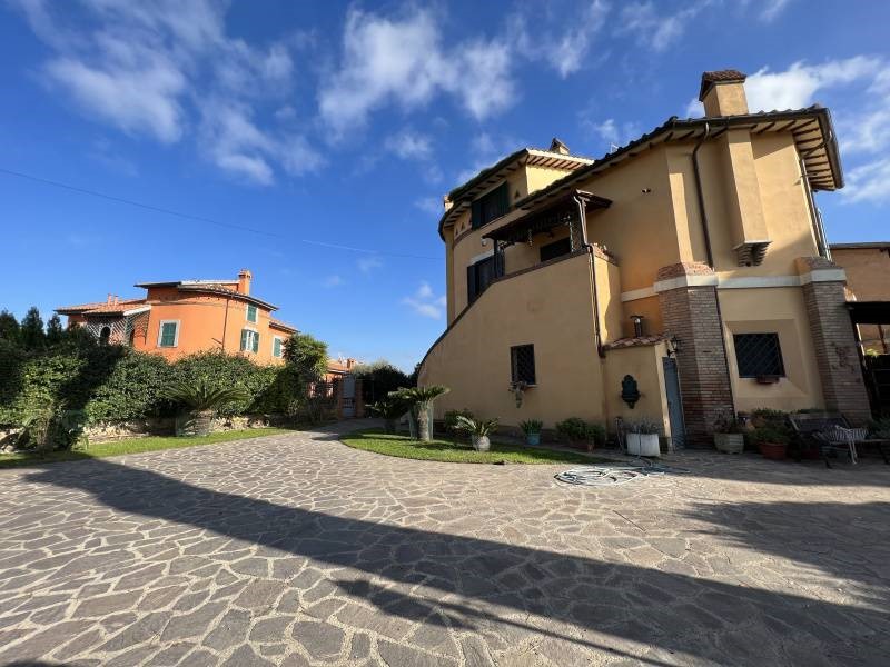 Villa in Vendita a Roma, zona Boccea, 450'000€, 220 m²
