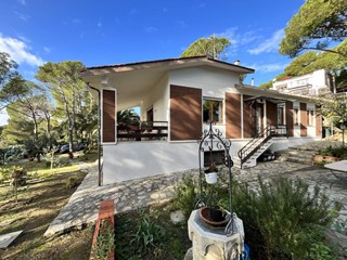 Villa in Vendita a Livorno, zona Quercianella, 750'000&euro;, 260 m², arredato