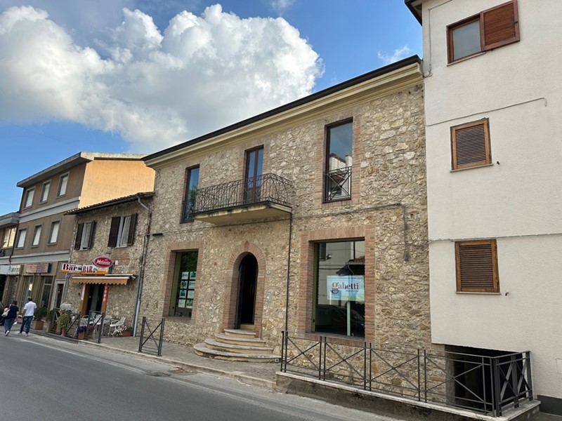 Ufficio in Affitto a Amelia, 700€, 105 m²