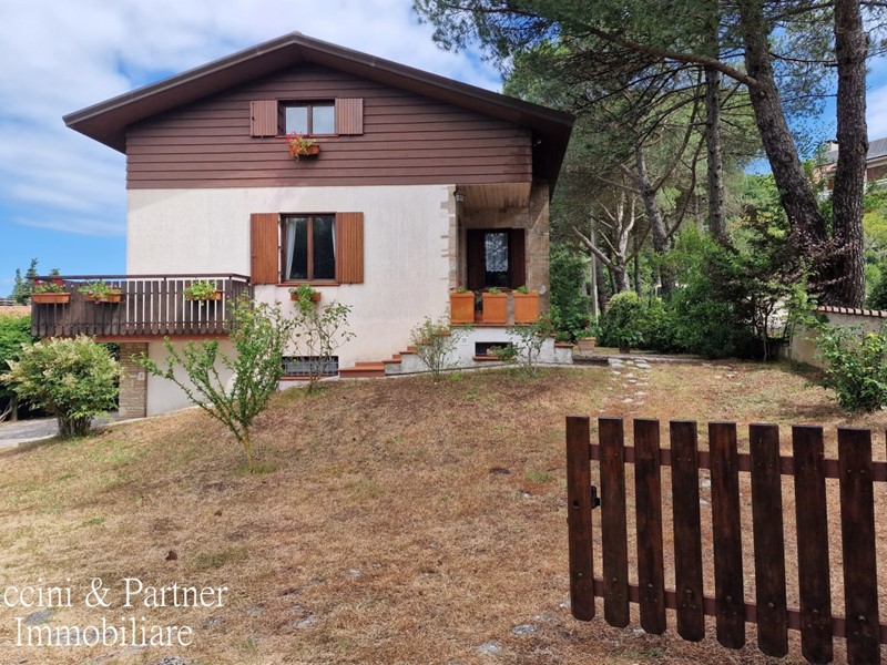 Casa Indipendente in Vendita a Passignano sul Trasimeno, zona Castel Rigone, 279'000€, 270 m², con Box