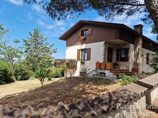 Casa Indipendente in Vendita a Passignano sul Trasimeno, zona Castel Rigone, 279'000€, 270 m², con Box