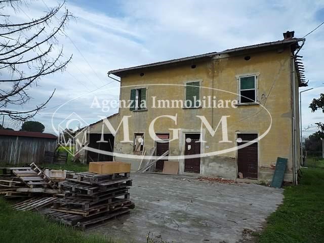 Casale in Vendita a Castelfranco di Sotto, 350'000€, 300 m²