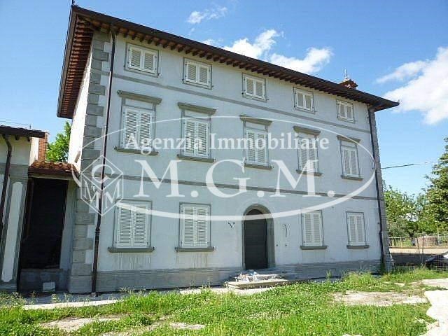 Villa in Vendita a Santa Maria a Monte, 550'000€, 600 m²