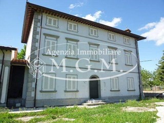 Villa in Vendita a Santa Maria a Monte, 550'000€, 600 m²