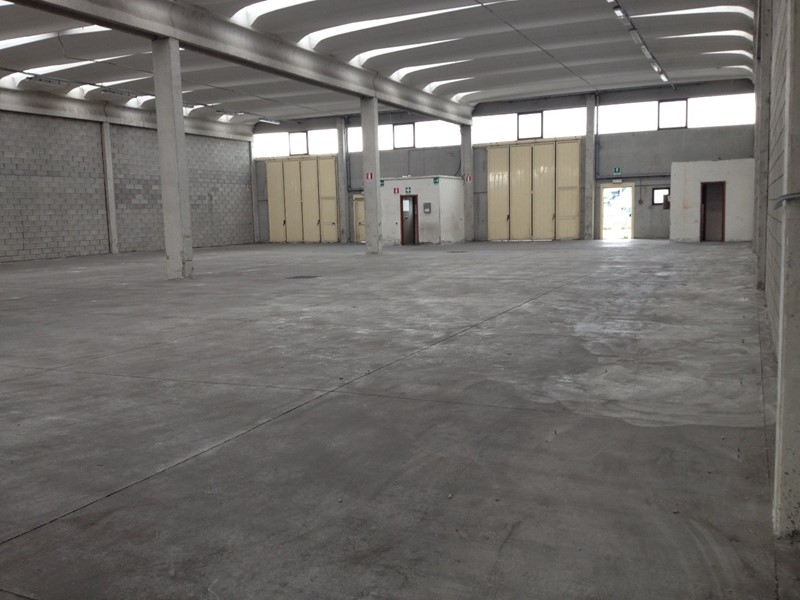 Capannone in Affitto a Massa e Cozzile, 2500 m²