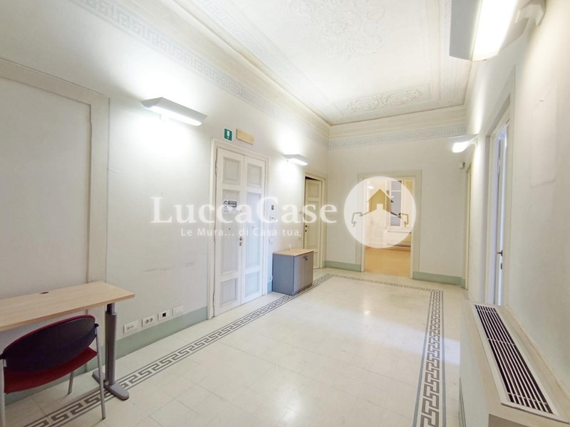 Ufficio in Affitto a Lucca, zona Arancio, 3'000€, 200 m²