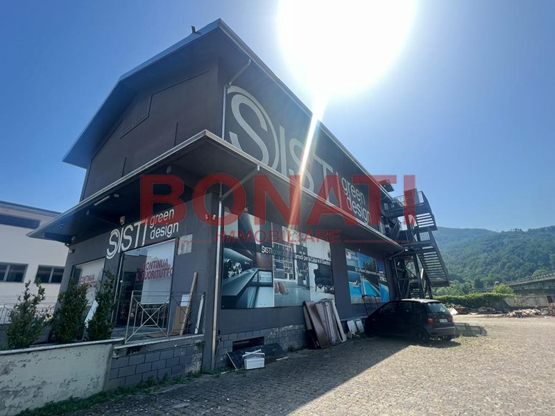 Capannone in Vendita a Aulla, zona Aulla, 1000 m²