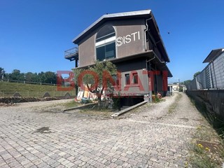 Capannone in Vendita a Aulla, zona Aulla, 1000 m²