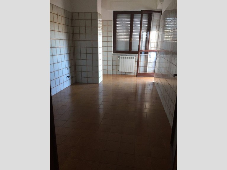Quadrilocale in Affitto a Carrara, zona Marina di Carrara, 900€, 120 m²