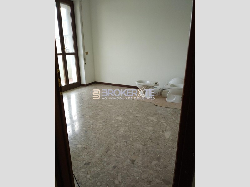 Quadrilocale in Affitto a Carrara, zona Marina di Carrara, 900&euro;, 100 m²