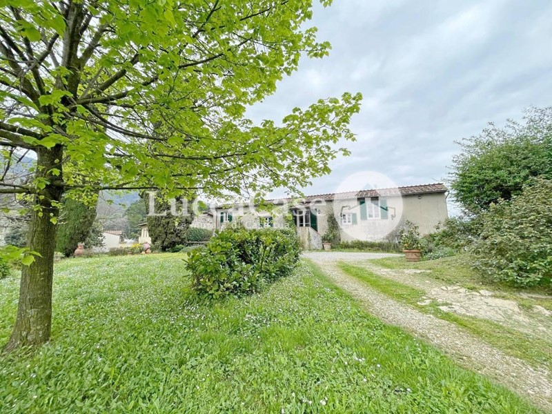Casale in Vendita a Lucca, zona Vicopelago, 680'000€, 320 m²