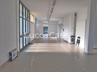 Immobile commerciale in Affitto a Lucca, zona Arancio, 1'500€, 150 m²