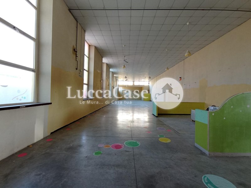 Immobile commerciale in Affitto a Lucca, zona San Marco, 2'350€, 360 m²