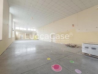 Immobile commerciale in Affitto a Lucca, zona San Marco, 2'350€, 345 m²