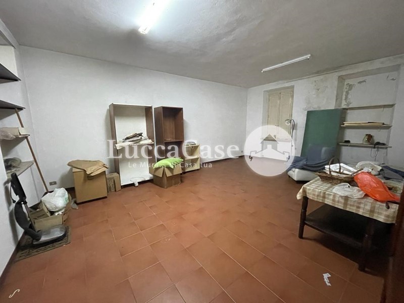Casa Indipendente in Vendita a Lucca, zona San Filippo, 295'000€, 300 m², con Box