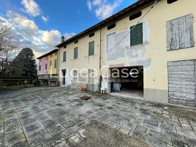 Casa Indipendente in Vendita a Lucca, zona San Filippo, 295'000€, 300 m², con Box