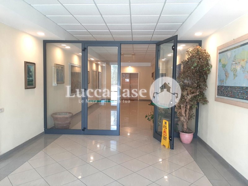 Ufficio in Affitto a Lucca, zona Mugnano, 3'500€, 330 m²