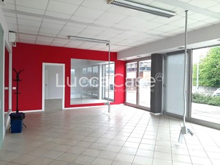 Immobile commerciale in Affitto a Capannori, zona Guamo, 2'500€, 215 m²