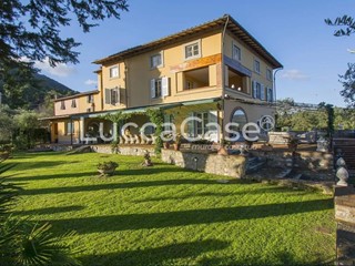 Villa in Vendita a Lucca, zona Farneta, 2'100'000€, 900 m², arredato, con Box